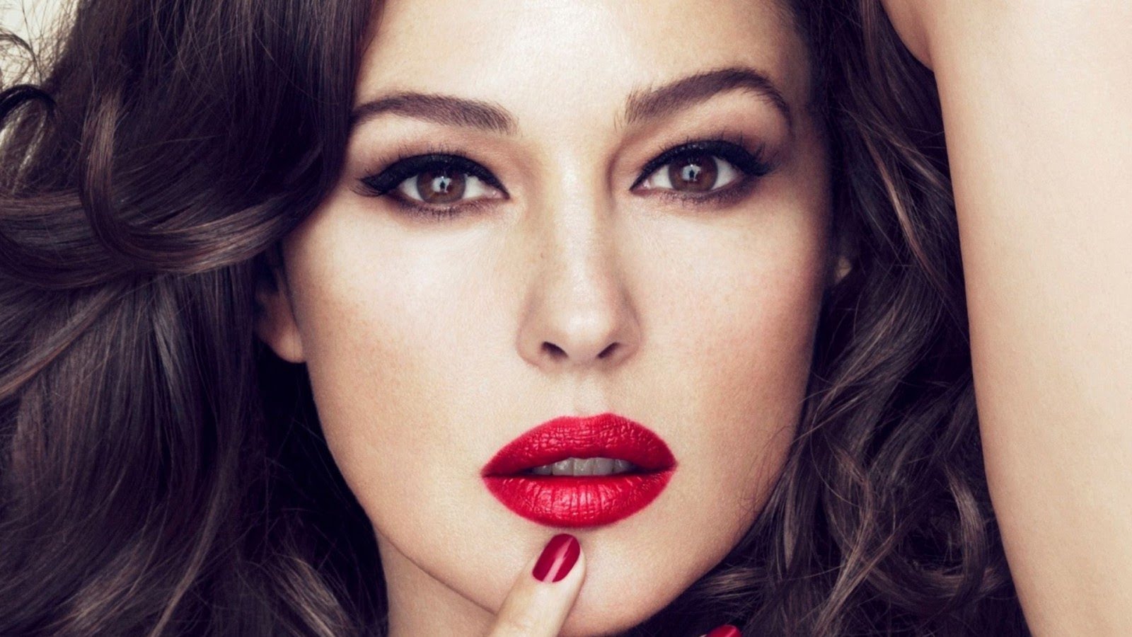 Monica bellucci hot lipstick