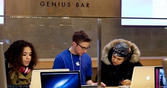 After the iphone samsung s now aiming at the apple genius bar