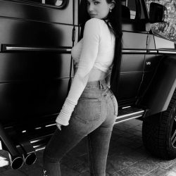 Kylie jenner in jeans