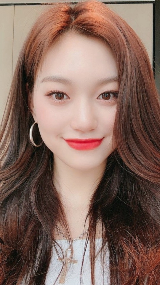 Doyeon makeup on her face