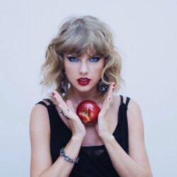 Taylor swift with apple