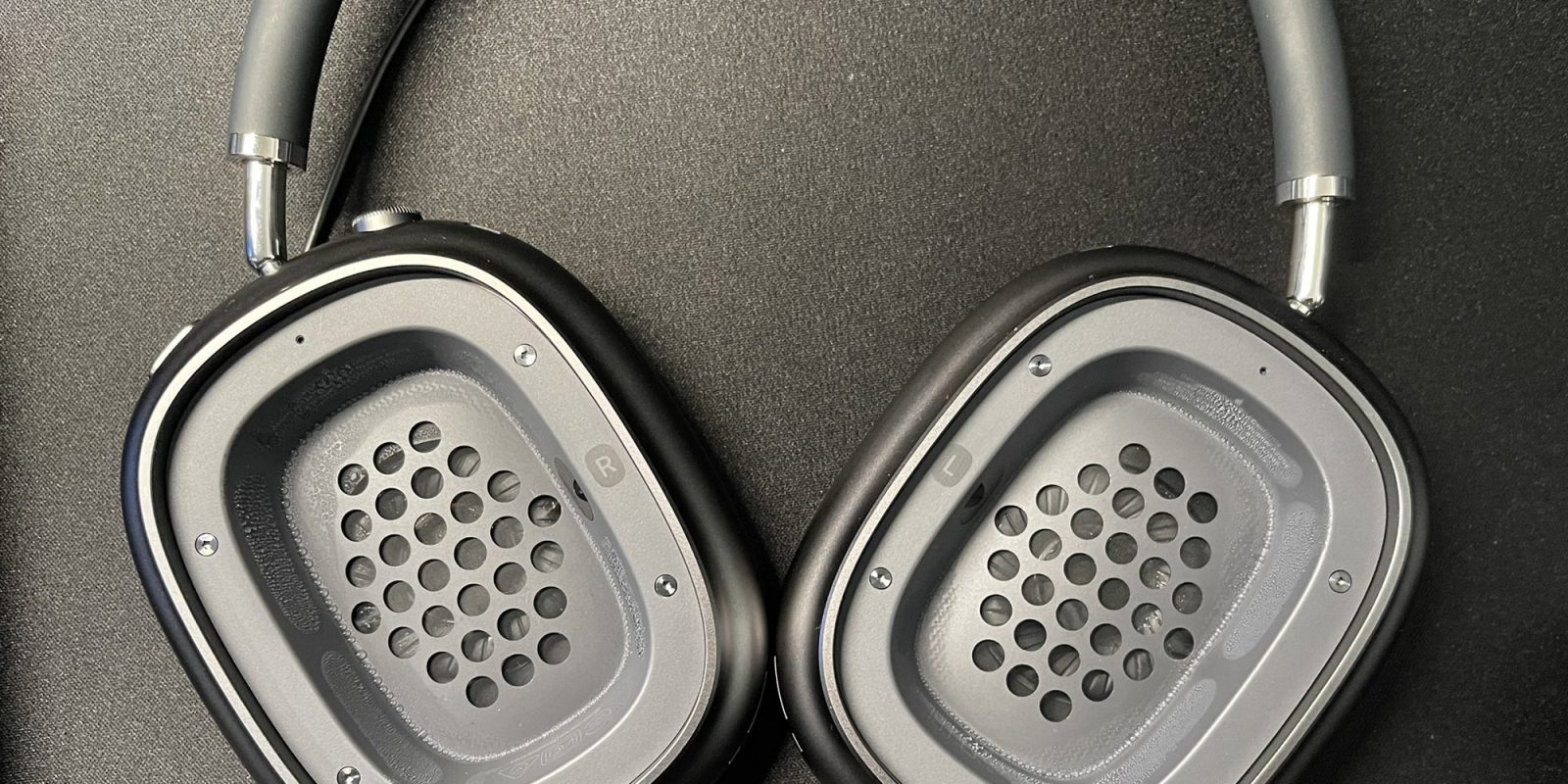 Airpods max owners still complain about condensation issues inside ear